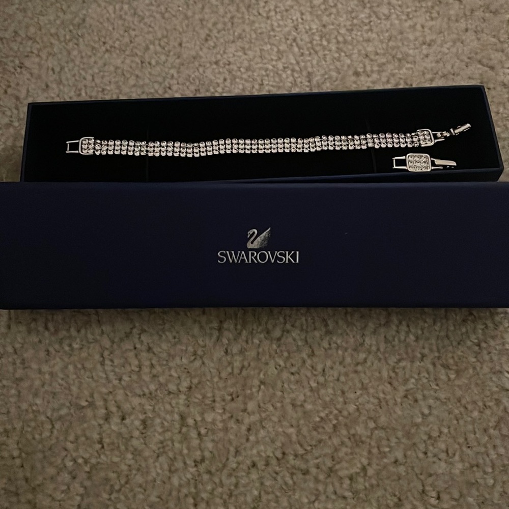Swarovski silver bracelet with link in excellent condition